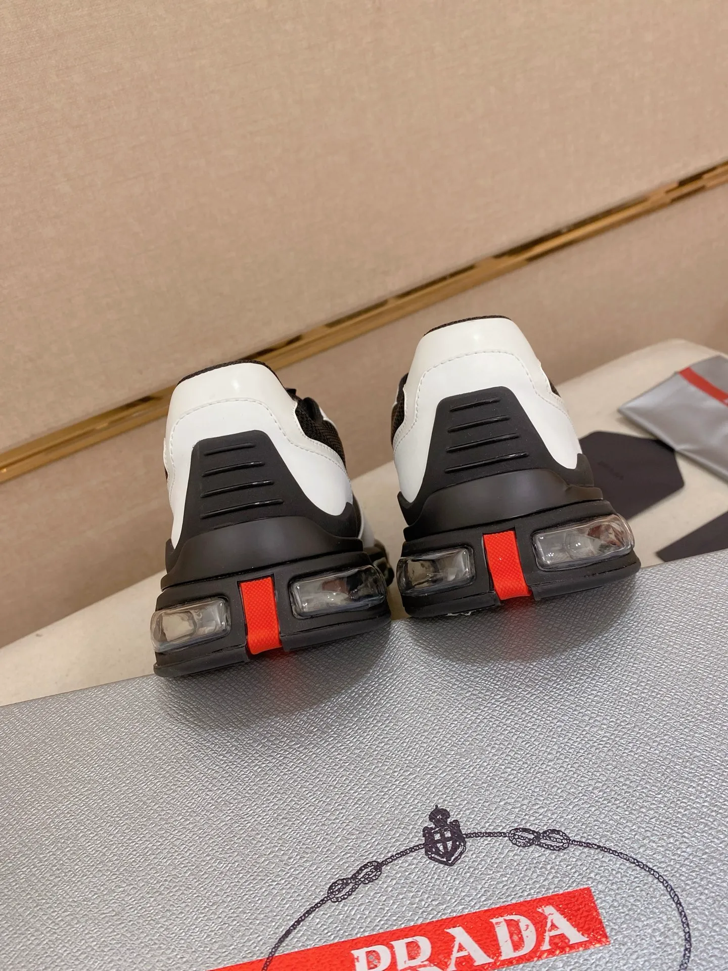 Factory price 660💰 ✔️✔️✔️High version High-quality new PRADA (Prada) counters are on the market at the same time, new men's shoes, 😘fabrics imported first-layer cowhide and mesh fabrics, purely handmade. Lining: Full cowhide lining. 👍🏿 High-end ☄️ air-cushion molded anti-slip rubber outsole, exquisite lines, simple and elegant, comfortable and high-end for leisure travel. Code number: 38 to 45